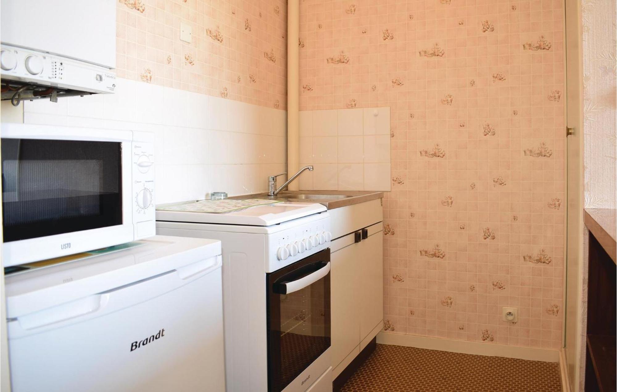 1 Bedroom Nice Apartment In Grandcamp Maisy Luaran gambar